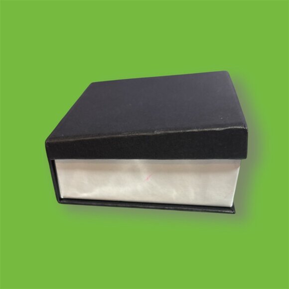 BAE & FRIENDS - Mother-in-law Love Knot 18K plated Necklace with gift box NEW - Picture 2 of 2